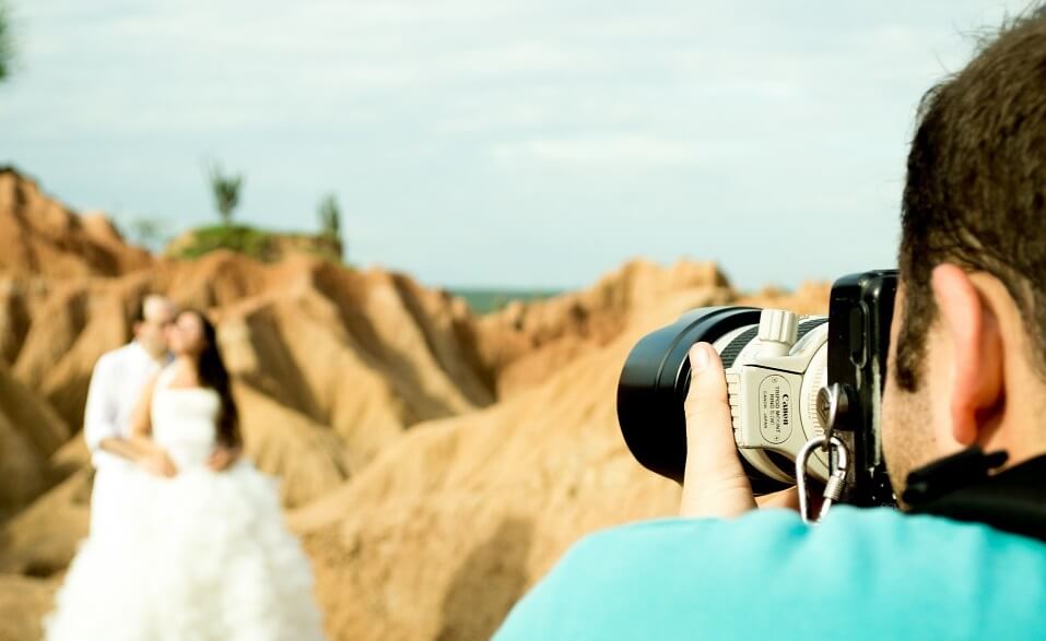 Your Wedding Day Photo Shot List (6 Unique Ideas)