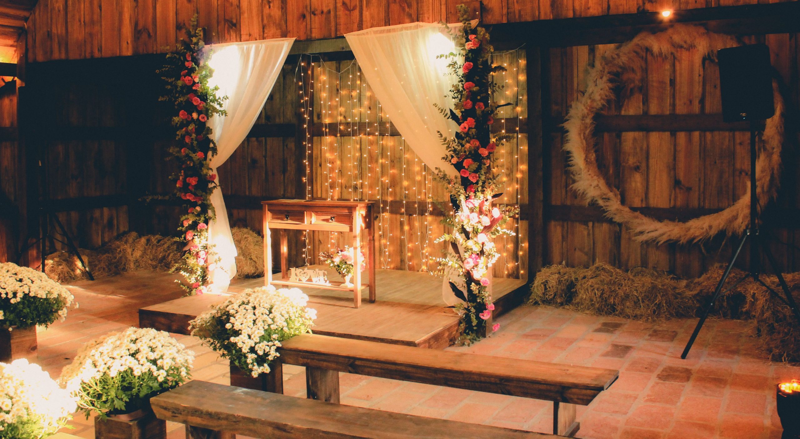 6 Amazing Wedding Backdrop Ideas for the Ceremony